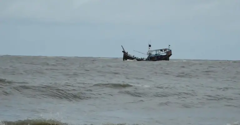 বরগুনায় ঢেউয়ের তোড়ে ট্রলার ডুবি